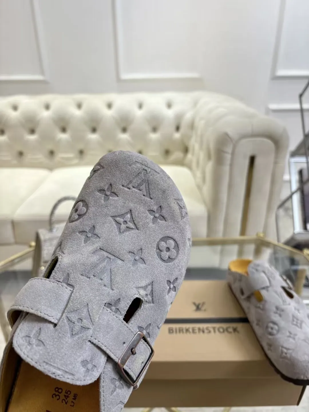 Women's p560 Men's p580 ✨ LV couple's toe-cap slippers | Full of high-end feel, you can walk with wind! ✨ This pair of LV classic toe-cap slippers is simply a "walking grass-planting machine"! Original three-dimensional embossed cowhide + cowhide fabric, the texture is high-end at first glance, and you will become a rich daughter/son in seconds ~💅 🌟 Why must you join TA? ✔️ Original embossed cowhide - clear texture but not cheap, classic presbyopia yyds ✔️ Belt buckle + metal logo - ecstatic control of details, exquisite to the heel! ✔️ Sheepskin lining + cushioned footbed - it feels like stepping on clouds ☁️, and you won’t feel tired when you go shopping~ ✔️ Non-slip rubber sole - walking is as stable as a mountain, and you are not afraid of slipping on rainy days!  👫 The best outfit for couples: Whether it’s shorts, T-shirts👕 or long skirts and suits👗, pairing these shoes with each other will immediately create a lazy and high-end atmosphere! Everyday outings/vacations, no matter what you shoot, it will look like a blockbuster📸🔥 The texture and foot feel that only the higher version can have, it is not a hit or a hit! Heartbeat is not as good as action. True love is true when both pairs are in pairs~💖 #LVcoupleslippers #高色综合 #好看不狠的 Feet #couples’ must-have